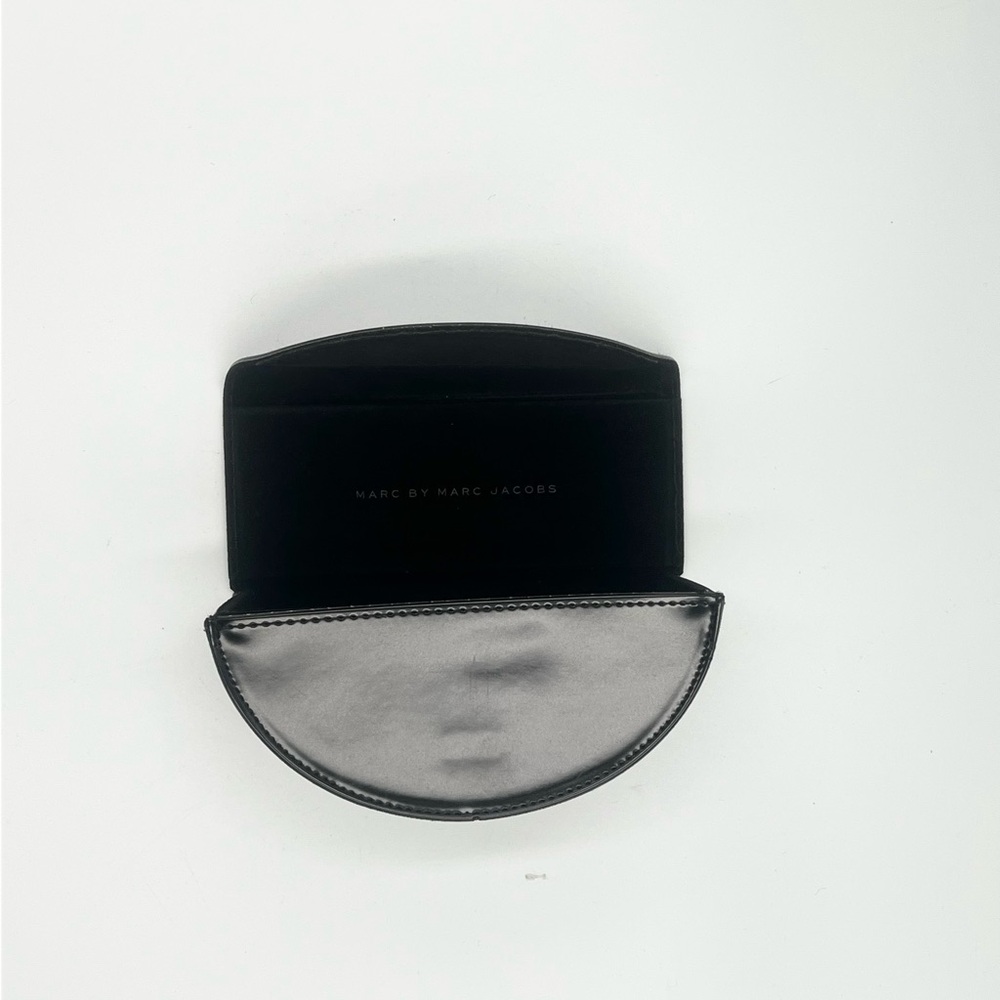 Marc by Marc Jacobs Elegant Black Case - Picture 3 of 7